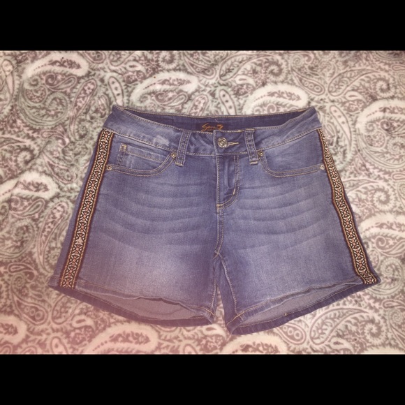 Seven7 Denim Shorts - Picture 2 of 8